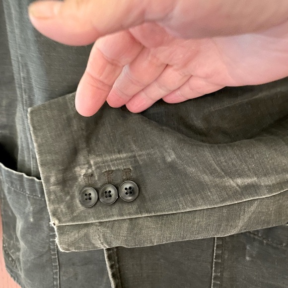 Gap XS jean jacket in an aged look. Two button closure & two front deep pockets. - Picture 6 of 11